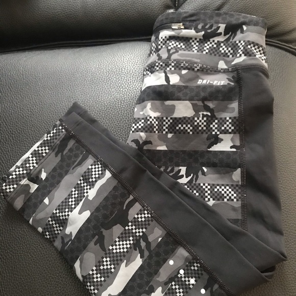 Nike Epic Lux Tight F8t 3/4 Capri Pant - Picture 1 of 4